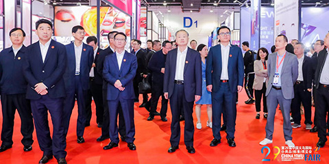 浙江省人民政府副省长柯吉欣参观29届义博会智能制造企业的图片